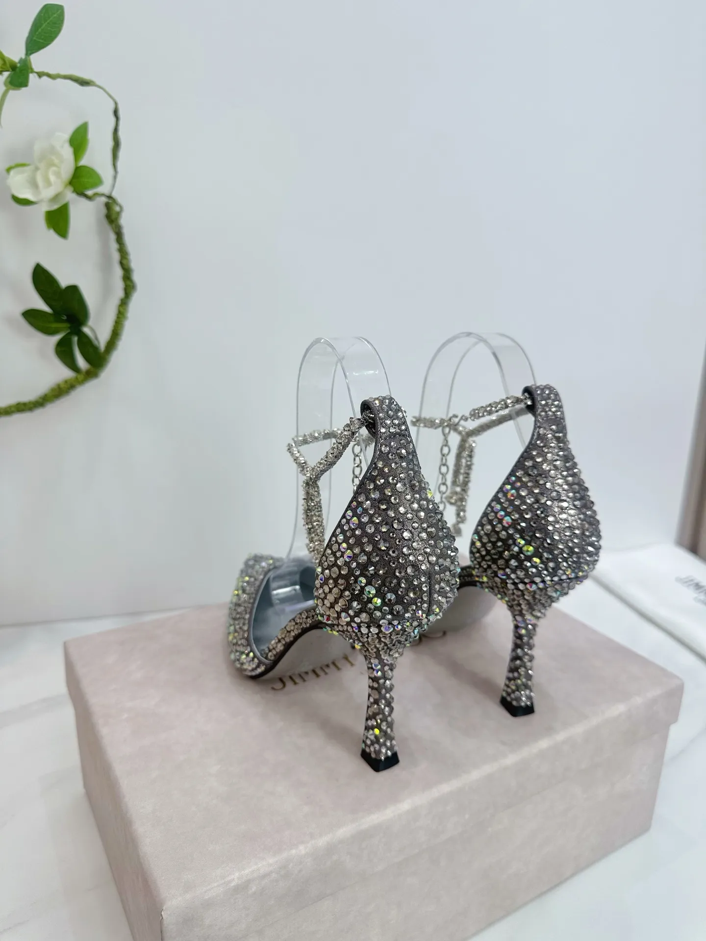 👟👟Ex-factory price 820👟👟 JIMMY CHOO (Jimmy CHOO) 💝💝💝 is a very comprehensive noble fashion lifestyle brand, with a series of women's high-heeled, medium-heeled, flat-heeled sandals with the same strap from major fashion bloggers and celebrities in Hong Kong and the United States.  The Australian pointed toe, round toe and square toe series are simply beautiful. Fall in love with elegance and playful sense of the future. Just by looking at them, you want to own them immediately, but you can really think about a pair of exquisite high heels~~~~~~~~~~~~~~~~~ 💝This series is specially designed for extraordinary and indifferent ladies, thus creating a unique overall effect, Jimmy Choo Design products that inspire women to move forward and show their charm💝💝💝 1⃣️Material: Imported silk hot diamond 2⃣️Inner: Imported Italian lambskin, super soft and delicate 3⃣️Outsole: Imported Italian original original color genuine leather injection molded outsole Heel height 8.5 4⃣️Code number: 35 to 39 (34.40.41.42. Customized)